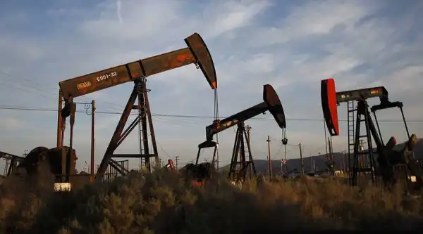Oil prices hold gains for week despite Friday tumble